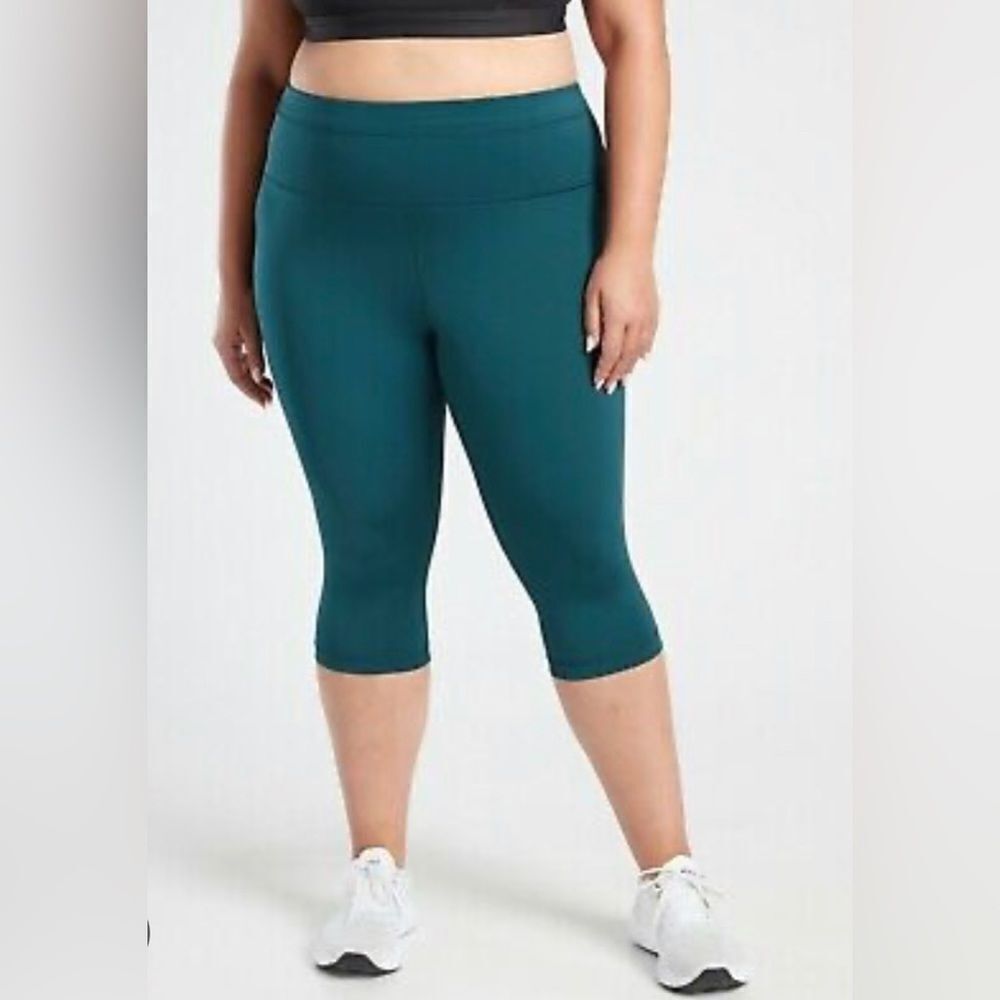 NWT Athleta Accelerate Crop Oceanic Teal Leggings Size 2X.